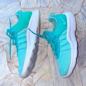 Nike Women’s Shoes Sneakers Running tennis shoes Size 8.5